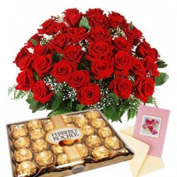 Composizione a forma di cuore con 24 rose rosse e pacco ferrero rocher